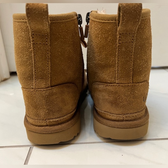 UGG Kids Neumel II Suede Boots Size 2 - Picture 4 of 9